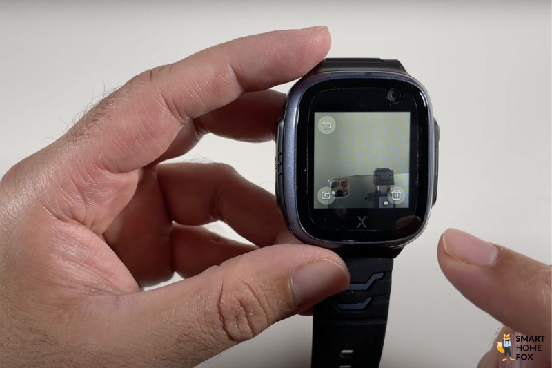 Man sieht, wie ein Bild mit der XPLORA X5 aufgenommen wird.